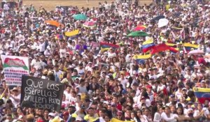 Foule pour le concert de charité à la frontière de la Colombie