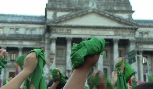 En Argentine, les "foulards verts" manifestent pour l'avortement