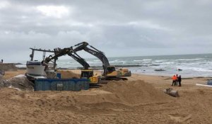 Les Sables-d'Olonne. Échoué, le bateau de pêche a été détruit sur la plage