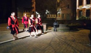 Mouscron : Les joueurs de water-polo mouscronnois en slip & peignoir dans le centre-ville