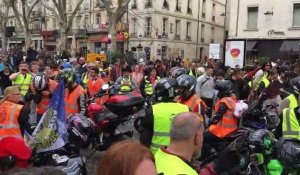 Avignon : des centaines de gilets jaunes en moto manifestent en ville