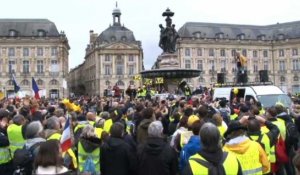 "Gilets jaunes": Bordeaux scande "on lâche rien !"
