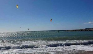 Plage de Bonneveine à Marseille : les kitesurfeurs volent au-dessus de la mer