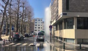 Une fuite d'eau provoque une fontaine de plusieurs mètres dans le centre de Bruxelles