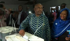 Elections aux Comores: le président Azali vote à Mitsoudjé