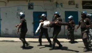 Manifestations aux Comores: des gendarmes évacuent un blessé