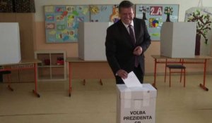 Présidentielle en Slovaquie : le candidat Maros Sefcovic vote