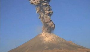 Mexique: le volcan Popocatepetl crache de la cendre et de la lave