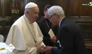 Le Pape refuse que des fidèles embrassent sa bague - ZAPPING ACTU HEBDO DU 30/03/2019