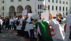 Algérie: des enseignants manifestent contre la "ruse" de Bouteflika