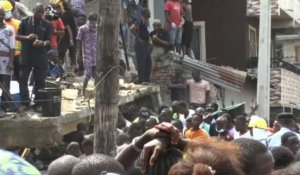 Nigeria: la foule se rue autour de l'immeuble effondré à Lagos