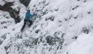 Escalade d'une cascade de glace à Puy-Saint-Vincent