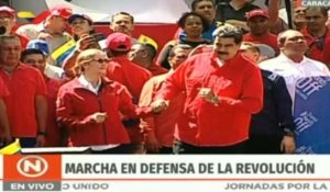 Le président du Venezuela Maduro dance à un rassemblement