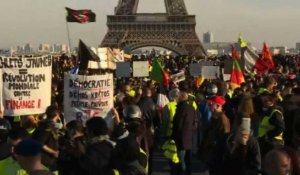 Paris: des "gilets jaunes" sous les lacrymos au Trocadéro