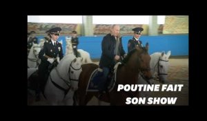 Vladimir Poutine à cheval avec des policières avant le 8 mars
