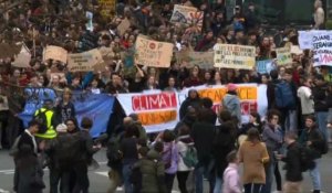 "Fondu, c'est foutu!": des milliers de jeunes à Paris