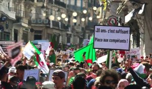 Algérie: une foule immense défile dans le centre d'Alger (6)