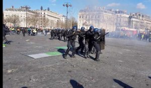 Affrontements place de l'Etoile à Paris entre Gilets jaunes et forces de l'ordre