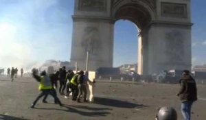 Heurts entre policiers et "gilets jaunes" à Paris