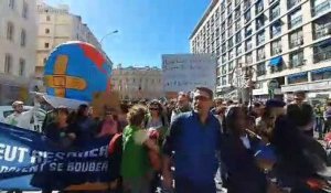 Manifestations à Marseille : les manifestants remontent la Canebière, le Centre Bourse et les commerces fermés