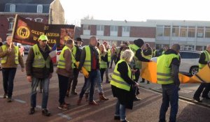 Hazebrouck : les Gilets jaunes devant la salle du Grand débat