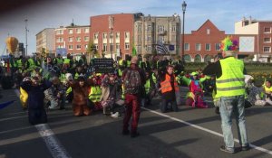 Soutien aux lycéens devant la mairie de Calais