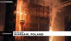 Varsovie : un incendie ravage un immeuble de 120 mètre de haut
