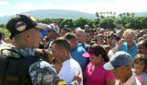 Des Vénézuéliens arrivent en Colombie après que Maduro rouvre la frontière