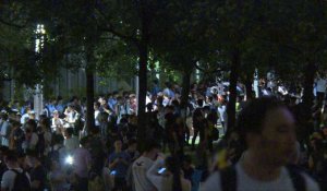 Hong Kong: des centaines de personnes participent à une veillée nocturne devant le Parlement