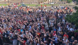 Le Mans. Les joueurs du Mans FC acclamés par leurs supporters place du Jet-d'eau