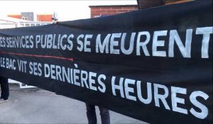Manifestation des professeurs en marge des premières épreuves du baccalauréat 2019 devant le lycée Blaise-Pascal à Saint-Omer 