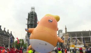 Le ballon "bébé Trump" de retour au Parlement britannique (2)