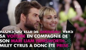 Miley Cyrus : La chanteuse se fait embrasser de force dans le dos de son mari Liam Hemsworth