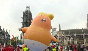A Londres, les manifestants gonflent à nouveau le ballon "bébé Trump"