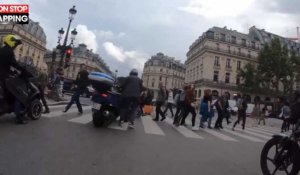 Paris : Un homme en scooter renverse des piétons (Vidéo)