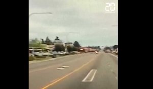 Etats-Unis: Un pilote pose son avion en catastrophe en plein milieu d'une rue