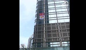 Hong Kong: Le «Spiderman français» escalade 68 étages pour lancer un appel à la paix