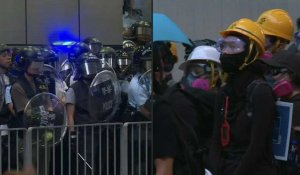 Hong Kong : les manifestants et la police prennent position dans le district de Mongkok
