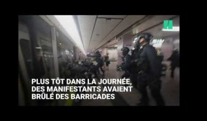 À Hong Kong, cette violente intervention de policiers dans le métro indigne