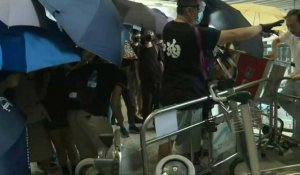 Hong Kong: les manifestants tentent de bloquer l'accès de l'aéroport