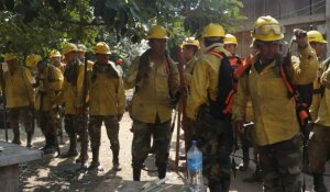 Des pompiers boliviens surveillent la région touchée par les incendies