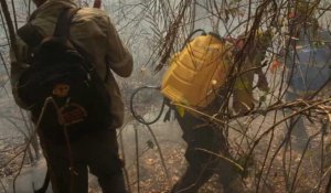 Bolivie: les pompiers combattent un incendie dans l'est du pays