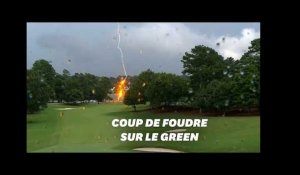 Deux éclairs foudroient des arbres en plein milieu d&#39;un tournoi de golf