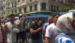 Des Algériens manifestent pour le 25e vendredi consécutif