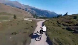 Hautes-Alpes : un rider défie la Casse déserte du col de l'Izoard à VTT