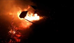 Bolivie: bénévoles et pompiers combattant les feux
