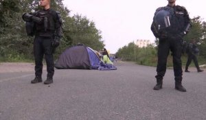 Calais : déplacement d'un camp de migrants