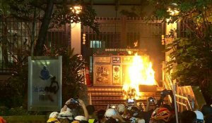 Honk Kong: des manifestants allument un feu près du QG de la police