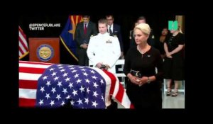 La famille de John McCain et des centaines d'anonymes sont venus faire leurs adieux au Sénateur