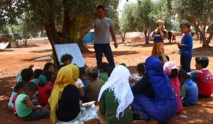 Syrie: pour les enfants déplacés par les combats, l'école a lieu sous oliviers